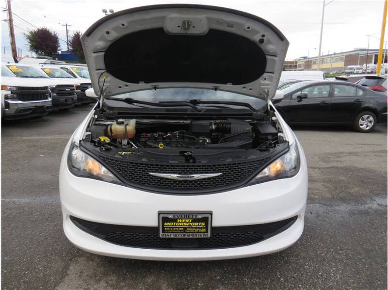 2022 Chrysler Voyager LX