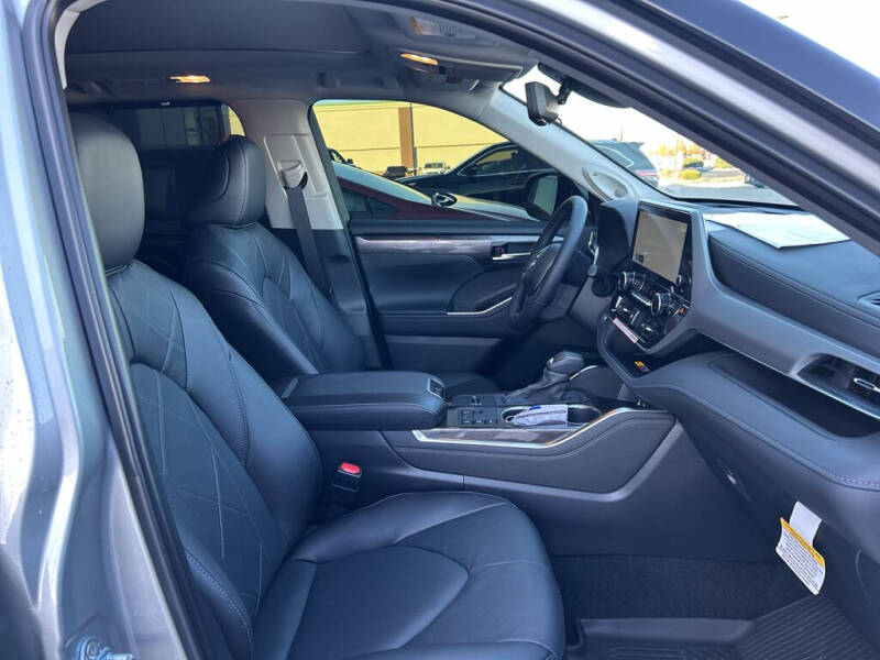 2025 Toyota Highlander Hybrid Platinum