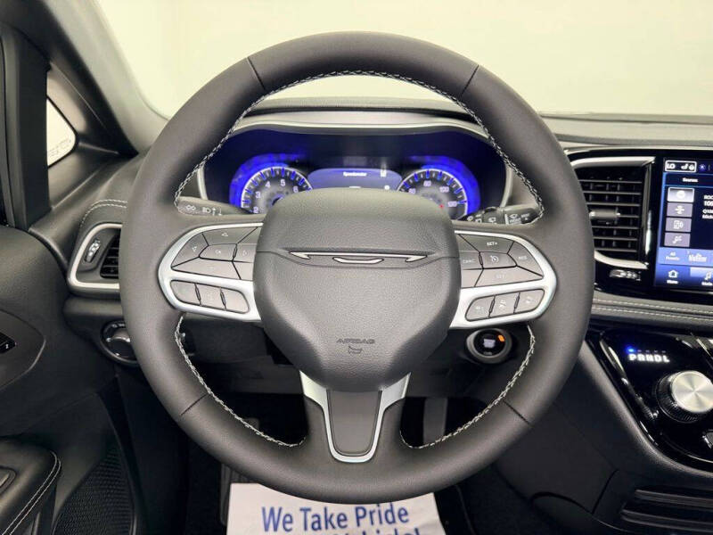 2027 Chrysler Pacifica Select