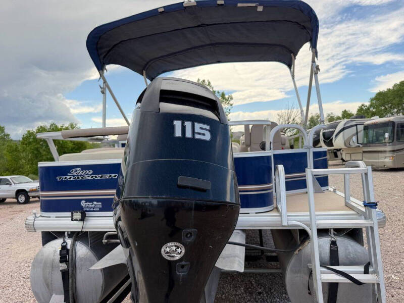 2014 Tracker MARINE FISHIN BARGE