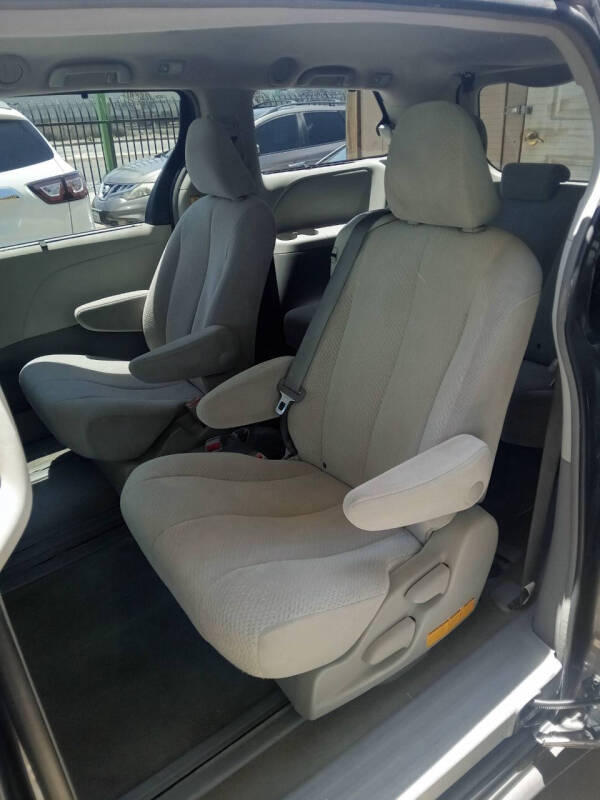 2012 Toyota Sienna LE 7-Passenger Auto Access Seat