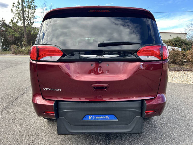 2022 Chrysler Voyager LX