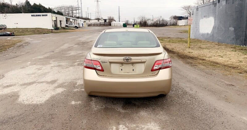 2011 Toyota Camry LE photo 6