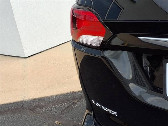 2022 Chrysler Voyager LX