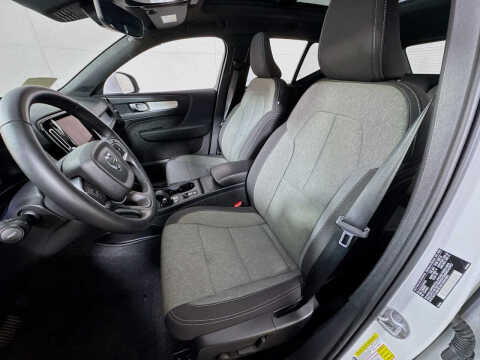 2025 Volvo XC40 B5 Core Bright Theme