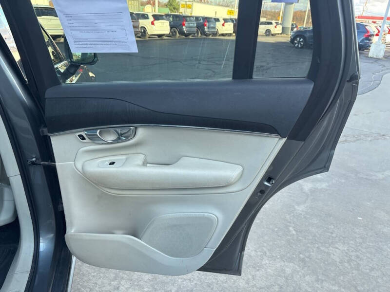 2020 Volvo XC90 T6 Momentum 6-Passenger