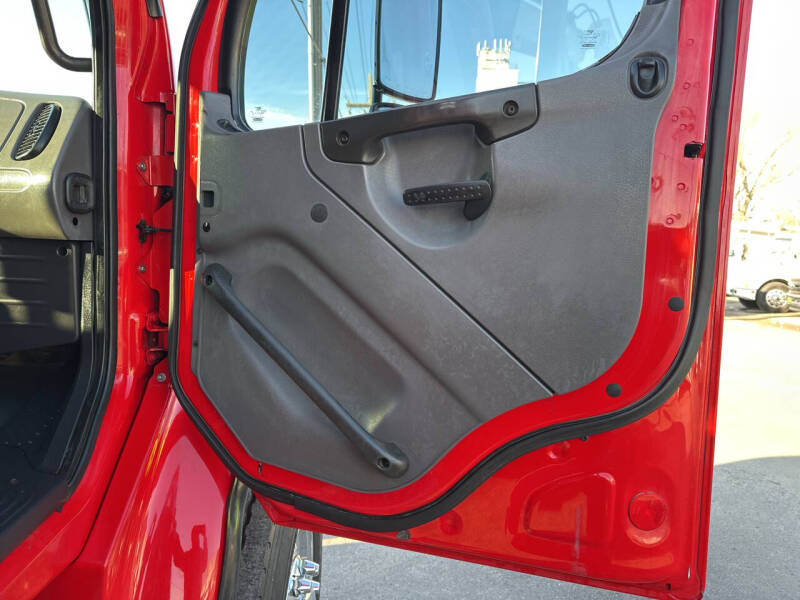 2005 Freightliner M2 106