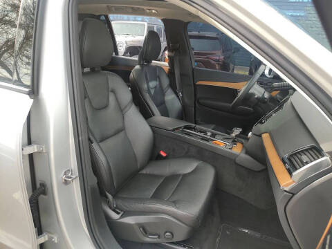 2022 Volvo XC90 T5 Momentum