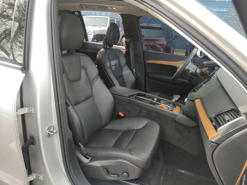 2022 Volvo XC90 T5 Momentum