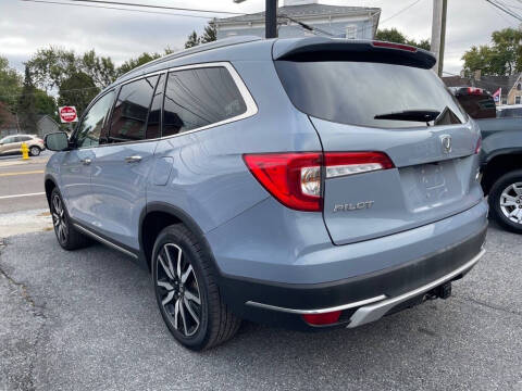 2022 Honda Pilot Touring w/Rear Captain's Chairs