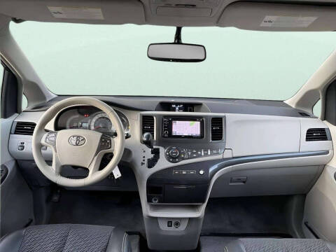 2014 Toyota Sienna SE 8-Passenger