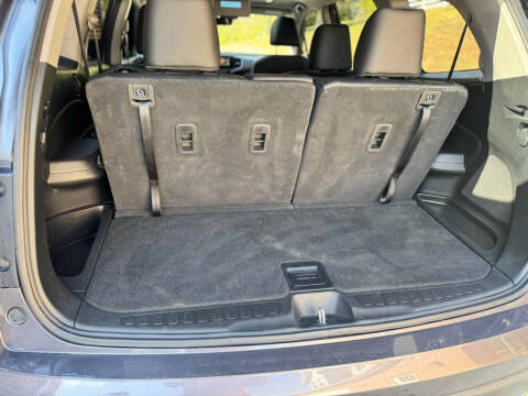 2022 Honda Pilot Touring w/Rear Captain's Chairs
