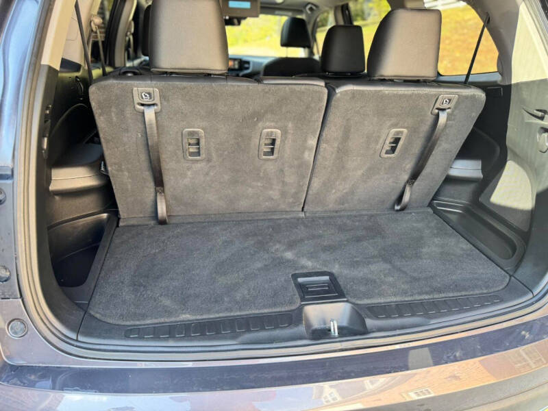 2022 Honda Pilot Touring w/Rear Captain's Chairs