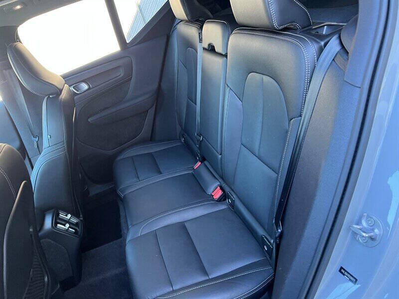 2024 Volvo XC40 B5 Core Dark Theme