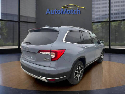 2022 Honda Pilot Touring w/Rear Captain's Chairs