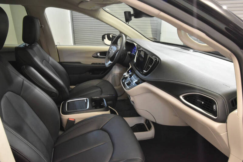 2024 Chrysler Pacifica Plug-In Hybrid Select
