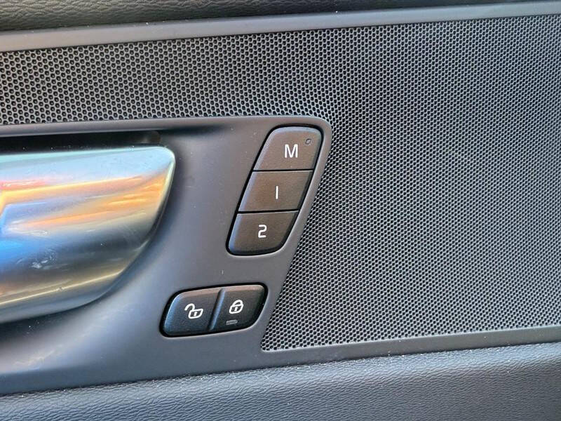 2025 Volvo XC60 T8 Core Dark Theme