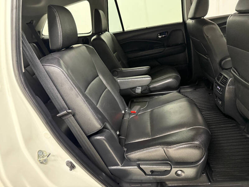 2019 Honda Pilot Touring w/Rear Captain's Chairs