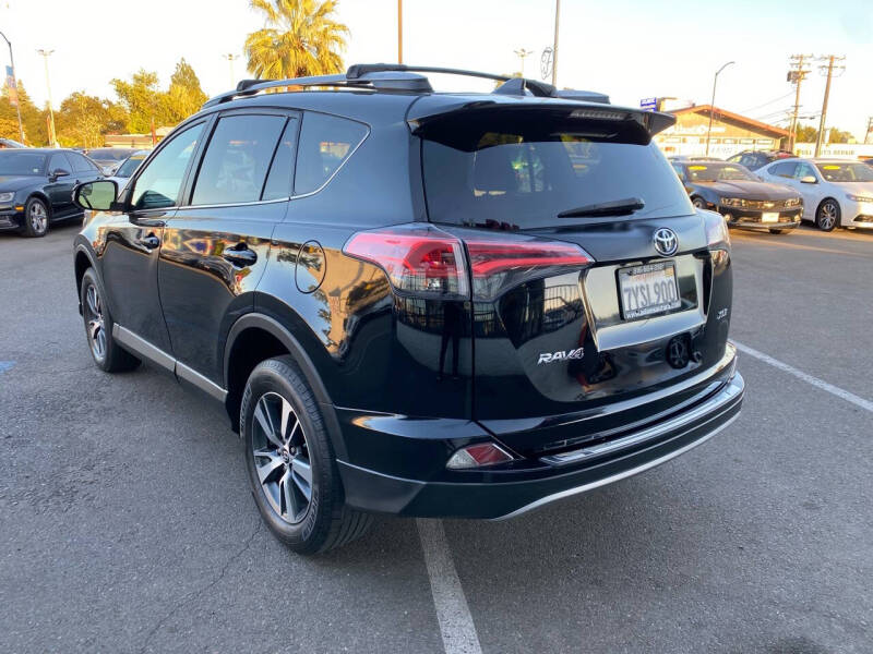 2017 Toyota RAV4 XLE photo 5