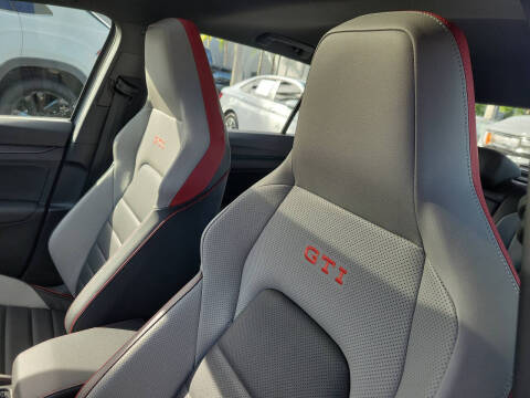 2024 Volkswagen Golf GTI Autobahn