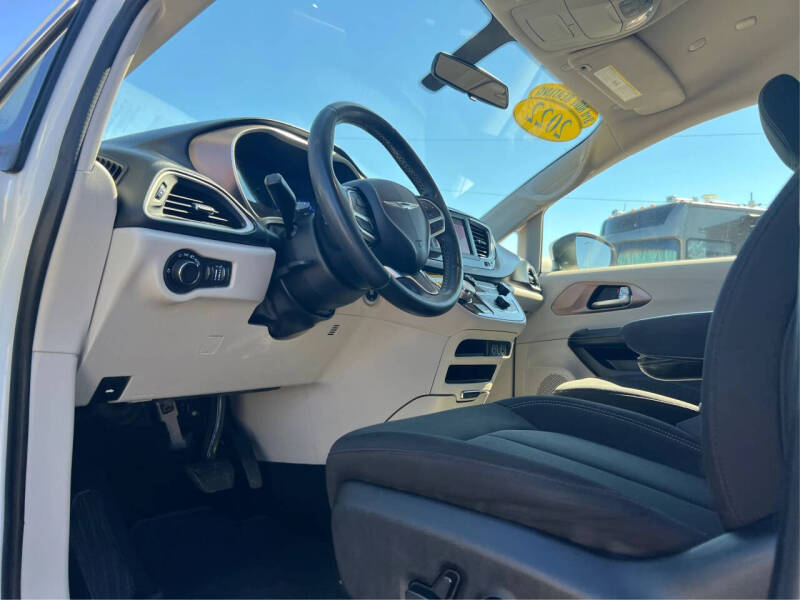 2022 Chrysler Voyager LX