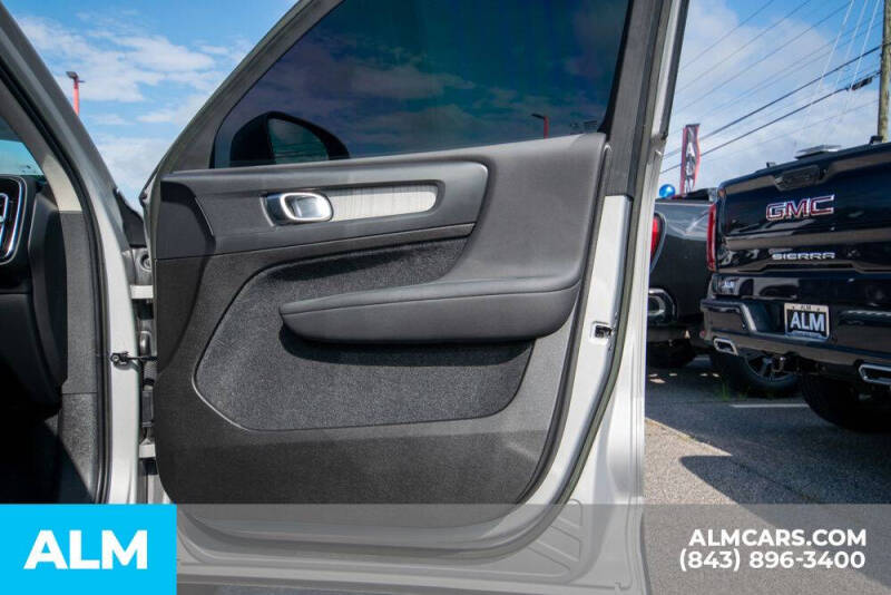 2023 Volvo XC40 B5 Plus Bright Theme