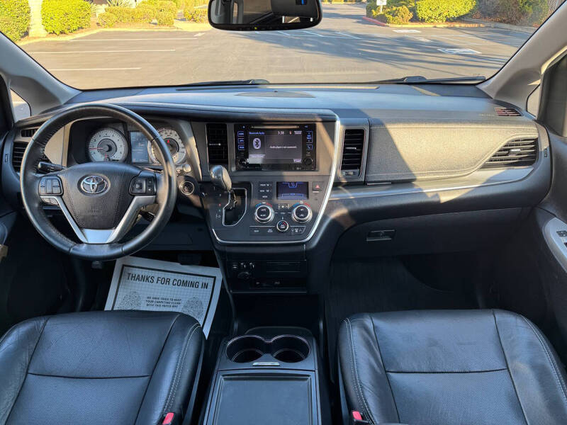 2017 Toyota Sienna SE Premium 8-Passenger