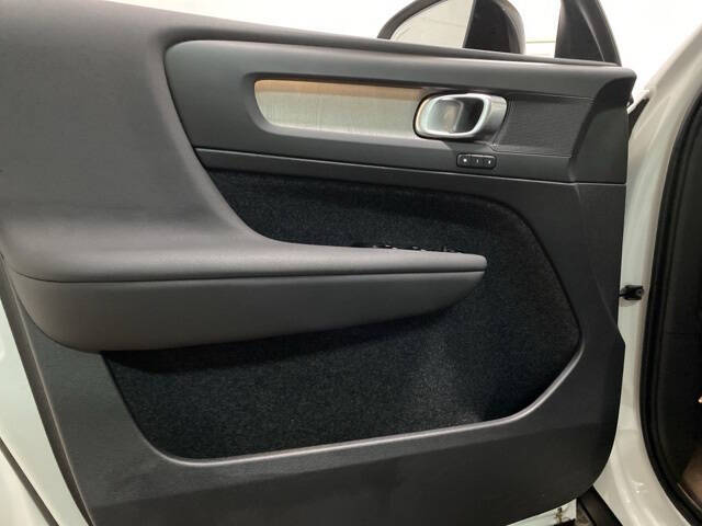 2025 Volvo XC40 B5 Plus Dark Theme