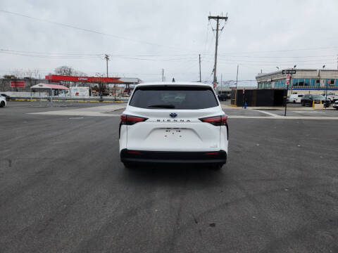 2021 Toyota Sienna LE 8-Passenger
