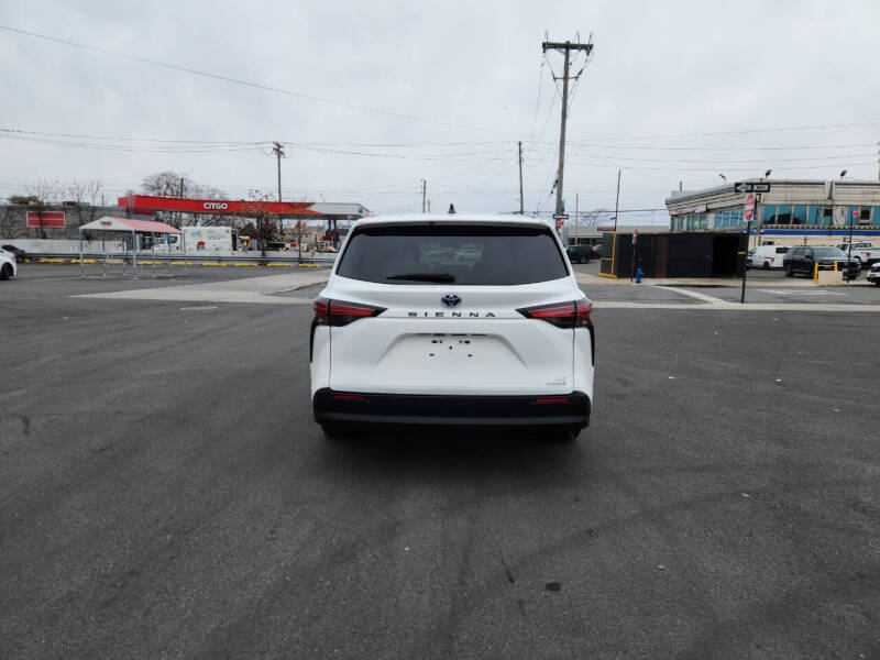 2021 Toyota Sienna LE 8-Passenger