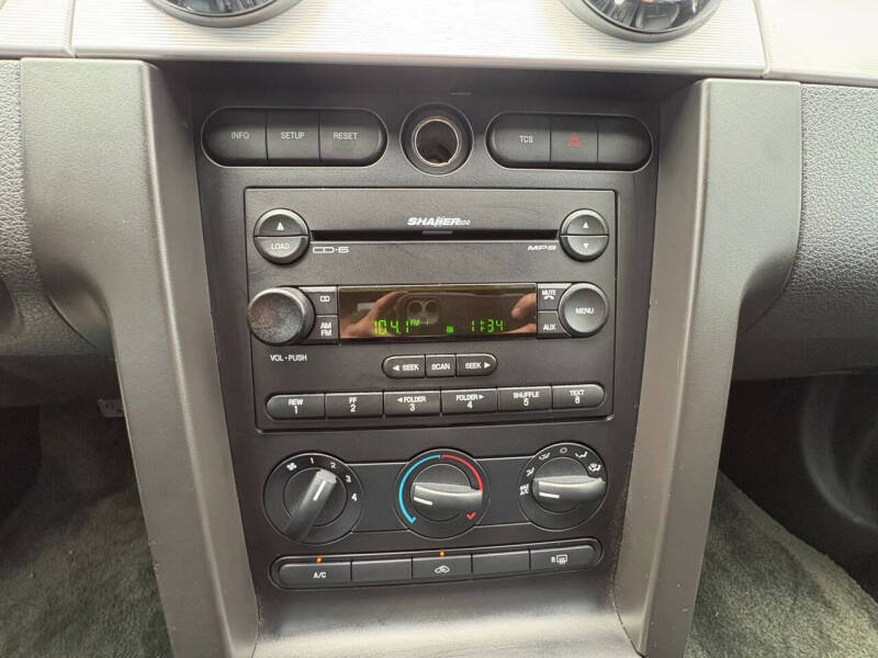 2005 Ford Mustang GT Deluxe