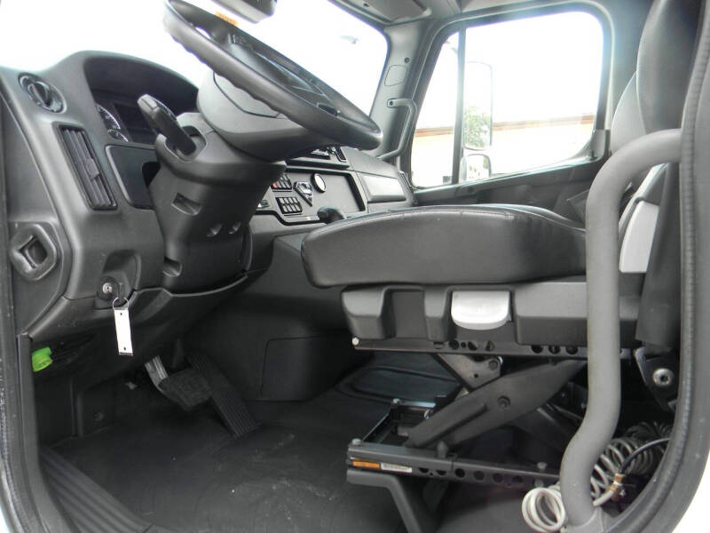 2025 Freightliner M2 106