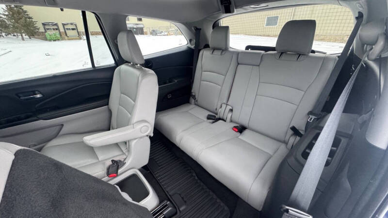 2020 Honda Pilot Touring w/Rear Captain's Chairs
