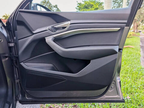 2021 Audi e-tron quattro Premium