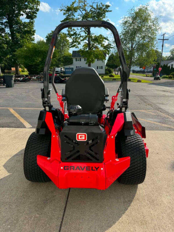 2025 Gravely PRO TURN 672 72"