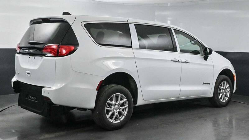 2025 Chrysler Voyager LX