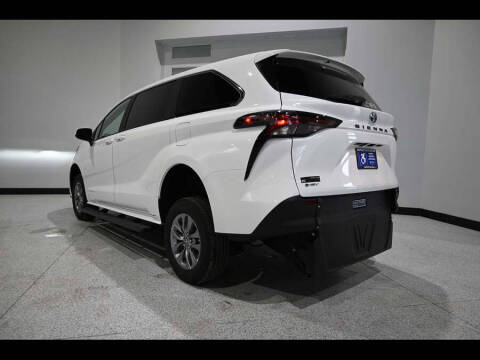 2025 Toyota Sienna LE 8-Passenger