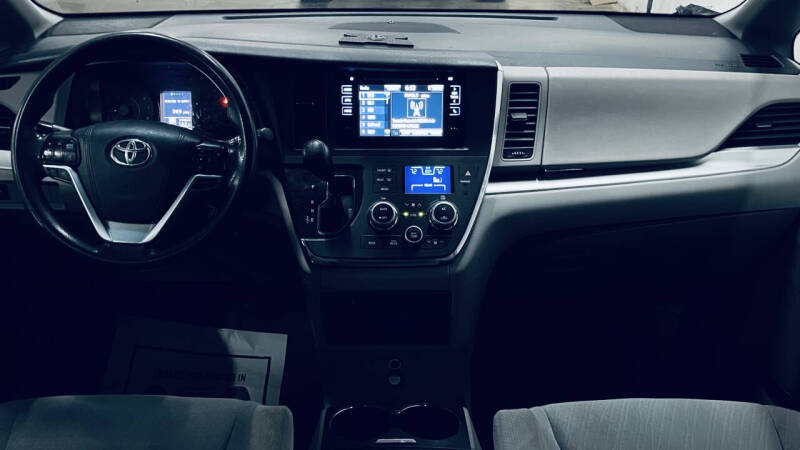 2017 Toyota Sienna LE 7-Passenger Auto Access Seat
