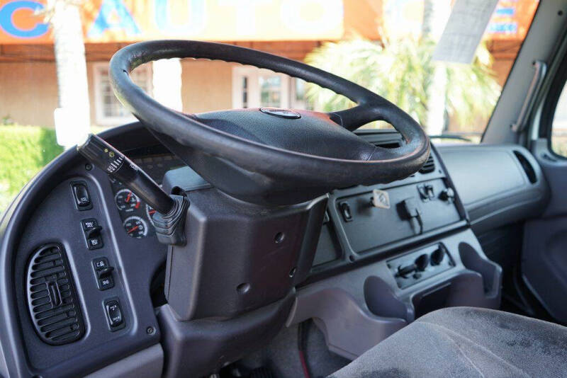 2013 Freightliner M2 106