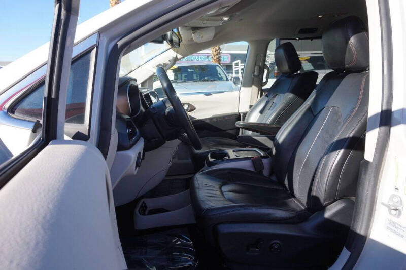 2017 Chrysler Pacifica Touring-L Plus