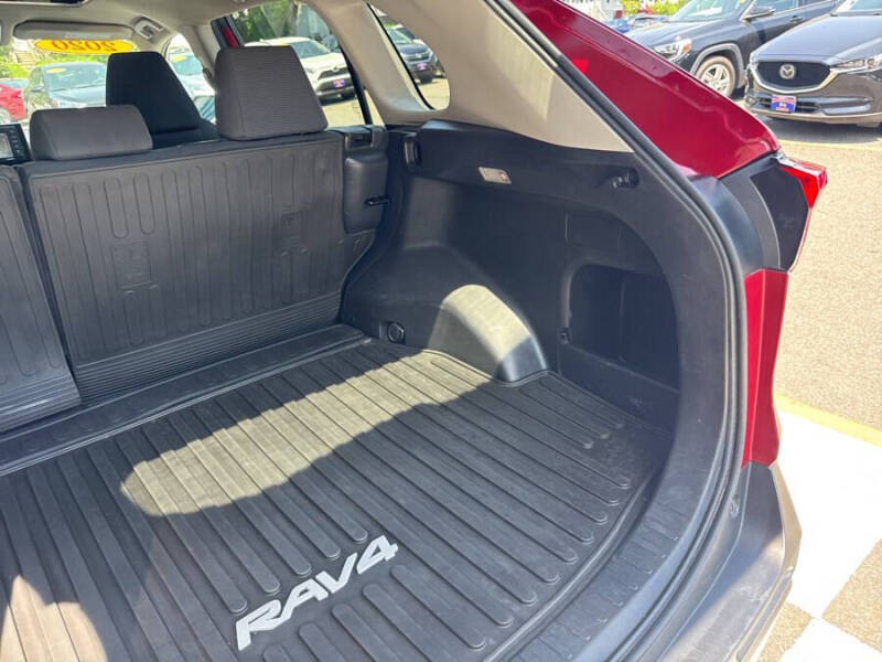 2020 Toyota RAV4 LE