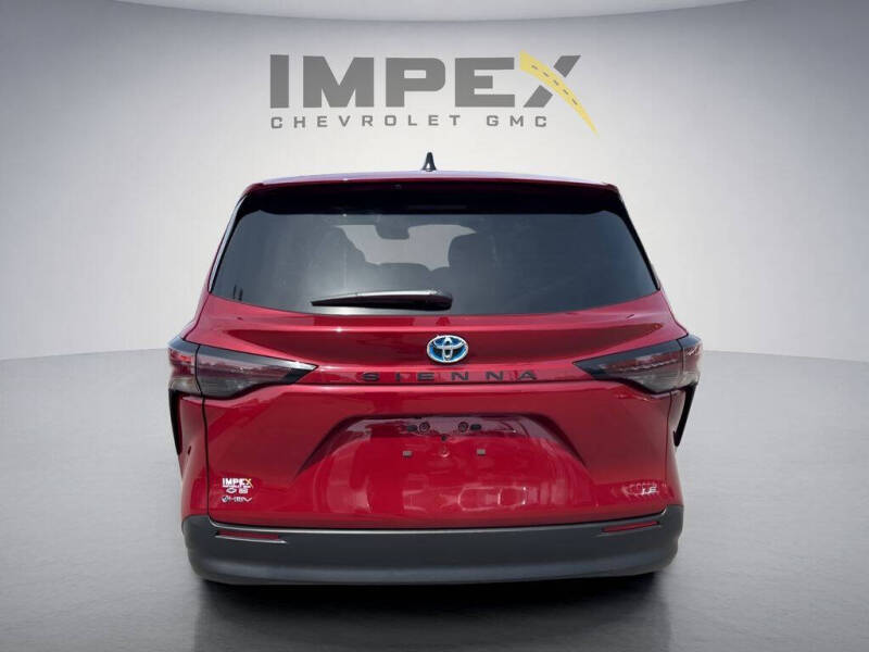 2025 Toyota Sienna LE 8-Passenger