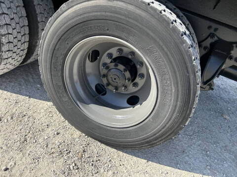 2017 Freightliner M2106 Truck