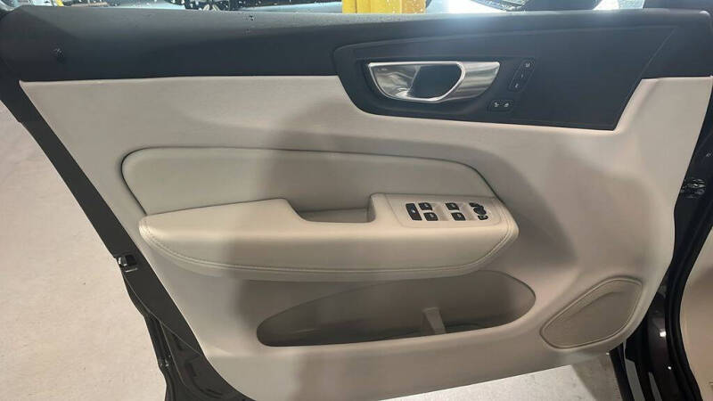 2025 Volvo XC60 T8 Core Dark Theme