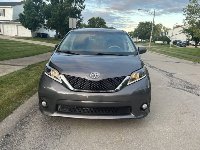 2013 Toyota Sienna SE 8-Passenger