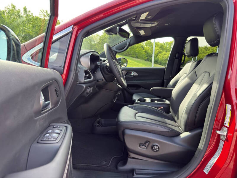 2027 Chrysler Pacifica Select