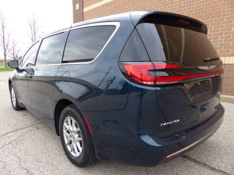2025 Chrysler Pacifica Select