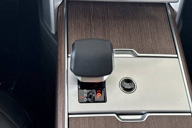 2025 Land Rover Range Rover P530 SE LWB