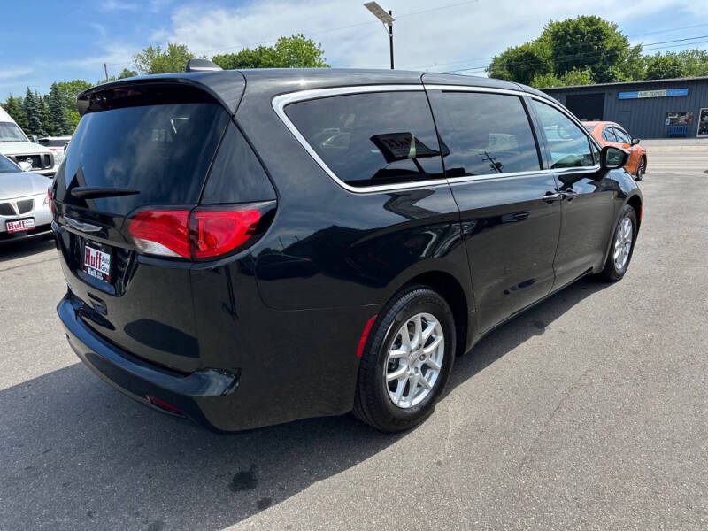 2022 Chrysler Voyager LX
