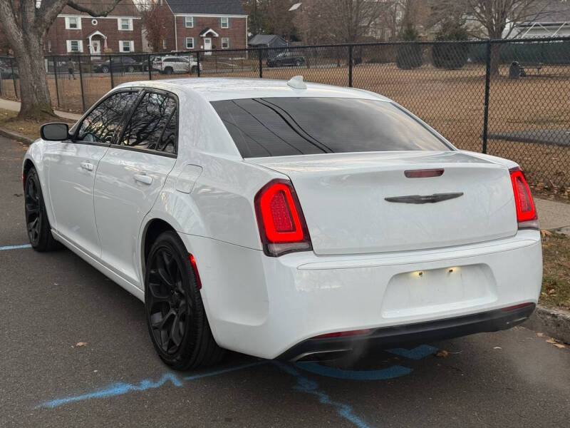 2017 Chrysler 300 S photo 15